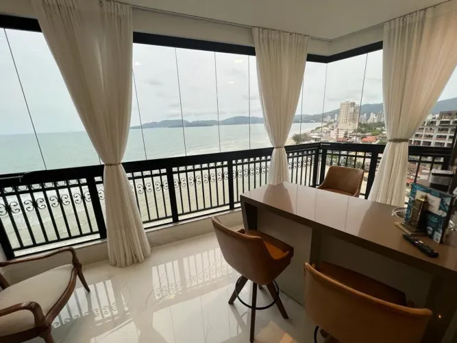 Apartamento frente mar com 3 suítes no La Rivière na Meia Praia em Itapema