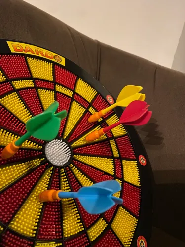Jogo de Dardos com Alvo + 4 Dardos Ótimo Estado