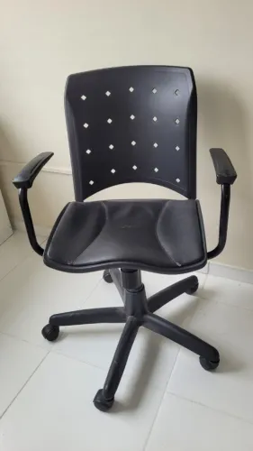 Cadeira giratória de escritório com mecanismo relax