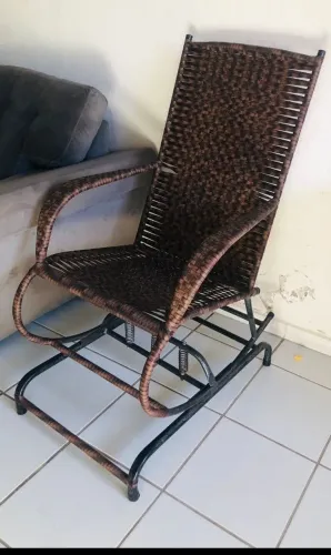 Cadeira de balanço super confortável com três molas.
