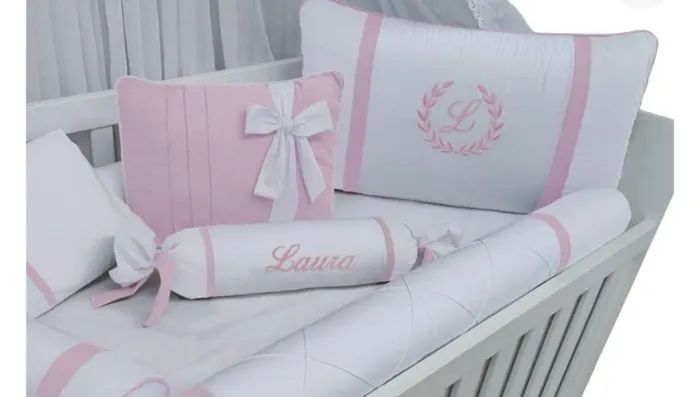 Kit berço 100% algodão menina branco e rosa, personalizado com o nome "Sophie"