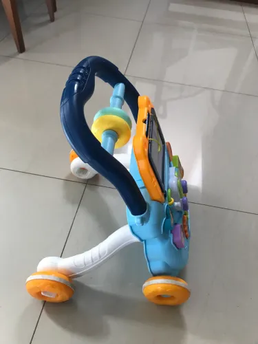 Andador infantil musical de empurrar