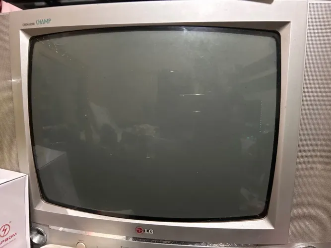 Tv de tubo bem conservado e funcionando perfeitamente