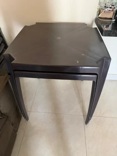 Disponível 2 Conjuntos de Mesa com 4 cadeiras plástico 150 kg