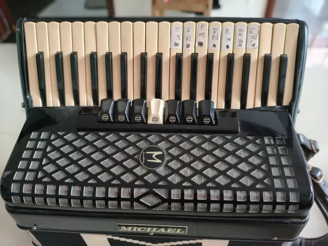 Acordeon Michael 80 baixo
