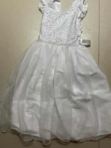 Vestido branco, com brilho e laço
