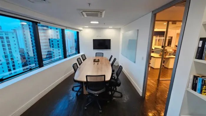 Mesa de Reunião Executiva Semi-Oval 2,40m x 1,20m - Com Calha para Cabos (8 a 10 Lugares)