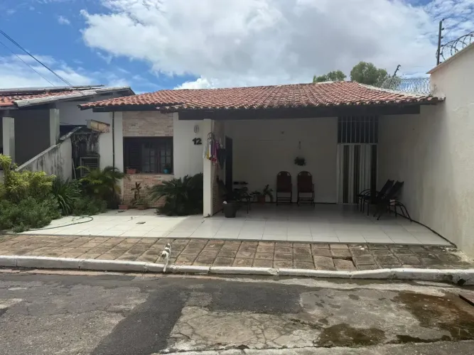 Vende-se Excelente Casa em Condomínio Fechado na Cohama