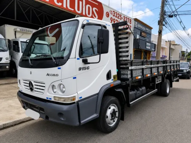 Mercedes-Benz Accelo 915 C (Carroceria de madeira 6,70m)