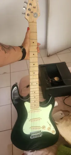 GUITARRA COM AMPLIFICADOR