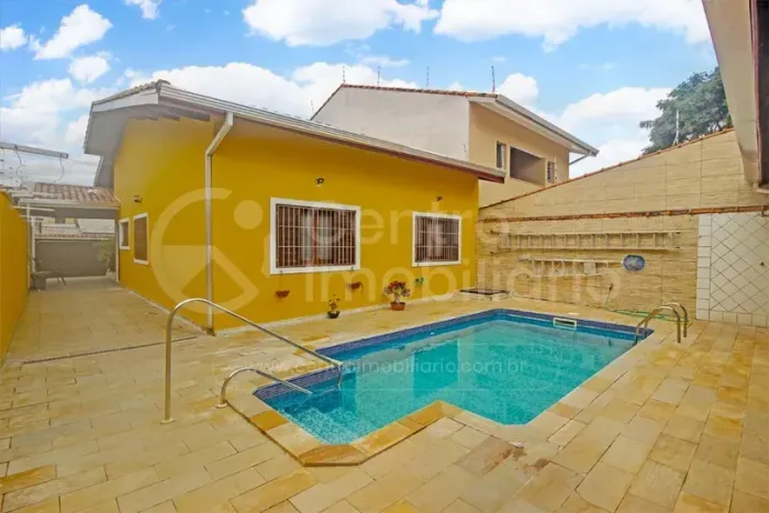 CASA à venda com piscina e 3 quartos em Peruíbe, no bairro Balneario Barra de Jangada