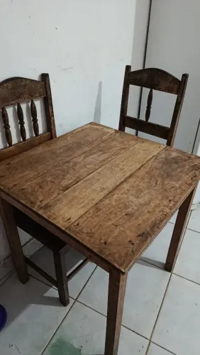 vendo mesa + 2 cadeiras de madeira boa