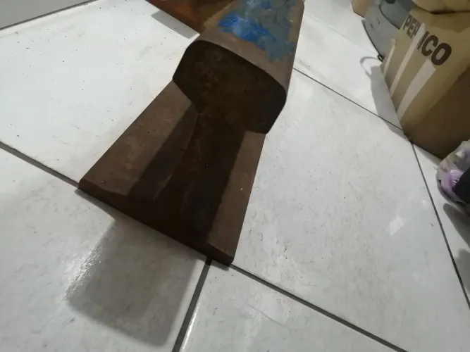 Pedaço de trilho pra usar de bigorna