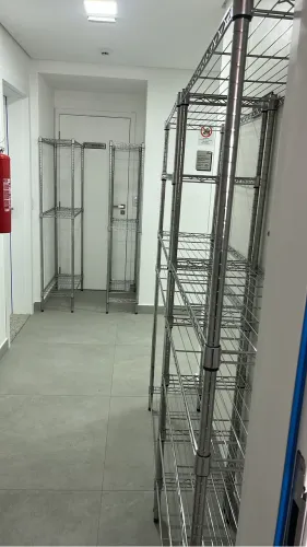 4 Estantes Aramadas em Aço Cromado - 17 Prateleiras no Total