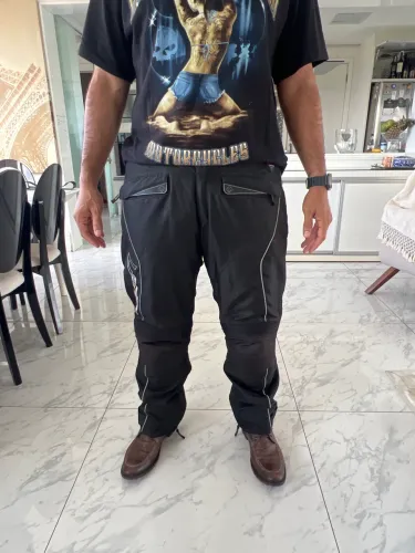 Calça de cordura essencial para passeios longos de moto 