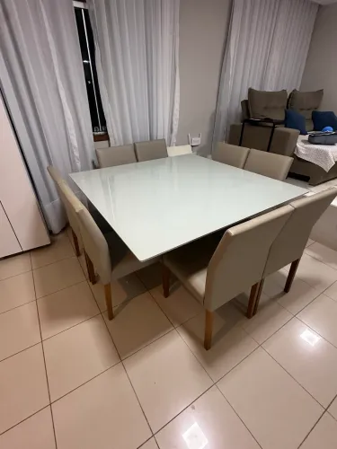 Mesa com 8 cadeiras