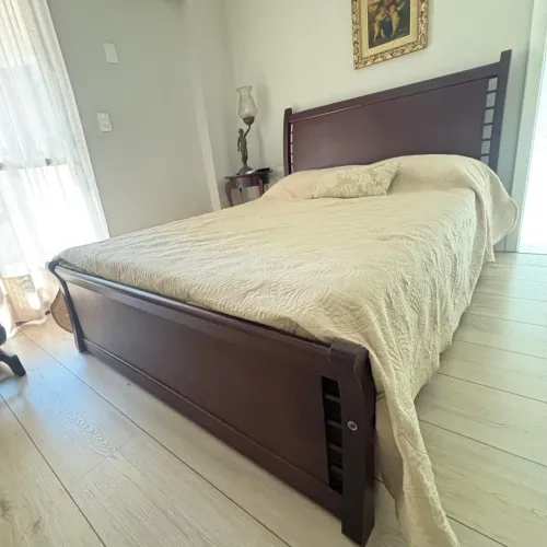 Linda cama de madeira maciça para retirada rápida