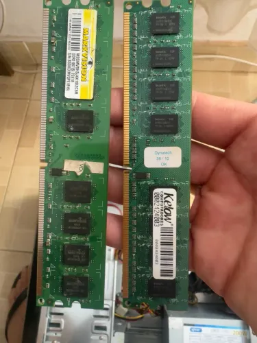 Kit 2 Memórias DDR2 Desktop - 3GB (2GB + 1GB)
