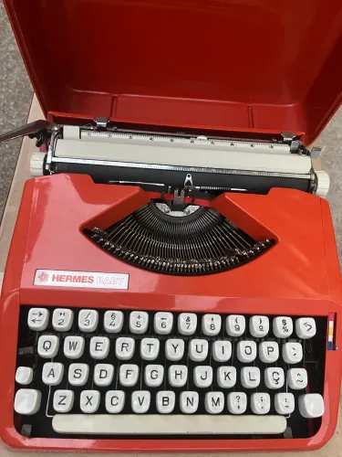 Máquina de escrever Hermes baby