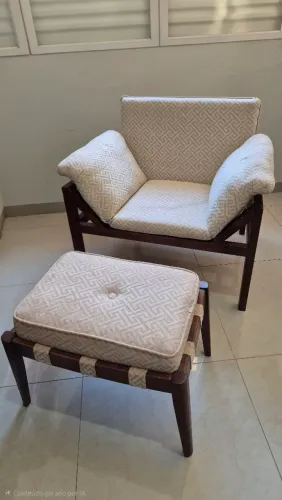 Poltrona com apoio de pés