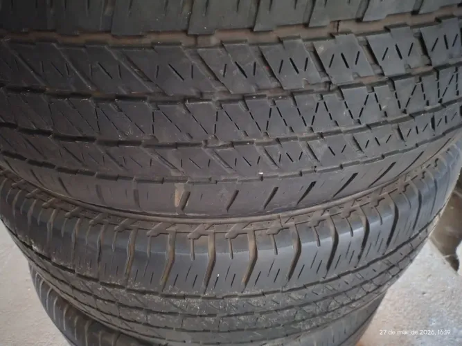 Vendo três pneus 18 Bridgestone original haylux 