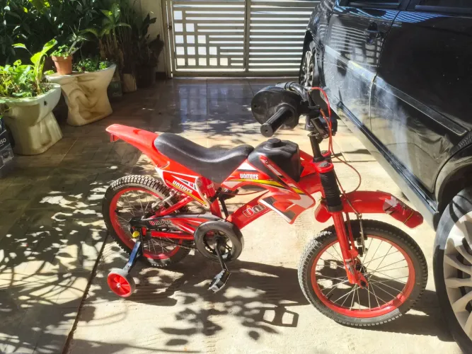 Bicicleta infantil estilo moto