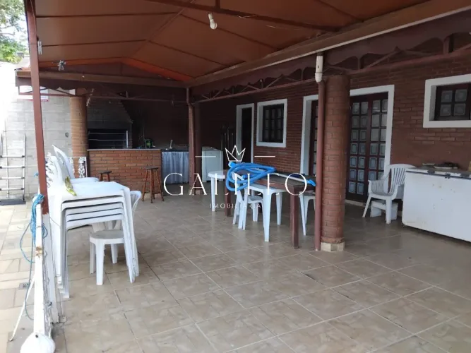 Chácara à venda em Jundiaí-SP, bairro Ivoturucaia - 2 quartos, 2 salas, 3 banheiros, 4 vag
