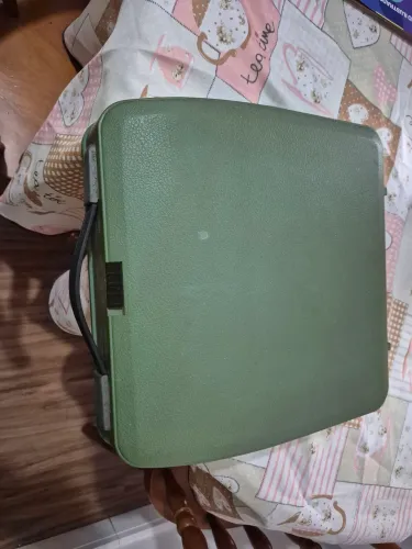 Maquina de escrever Olivetti 82