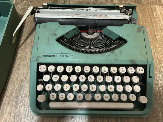 VENDO MÁQUINA DE ESCREVER PARA DECORAÇÃO