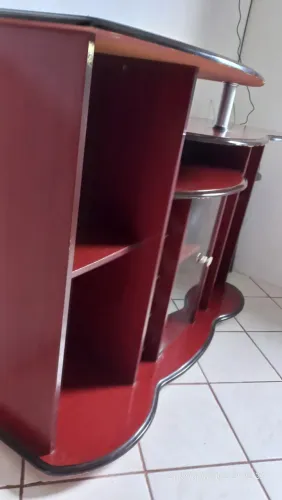 Vendo um rack de mdf cor verniz vermelho 1.36 comprimento e 98 de altura 46 de profundi