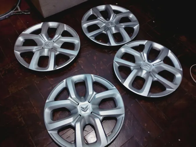Vendo jogo de calota aro 15 semi nova ....originais....