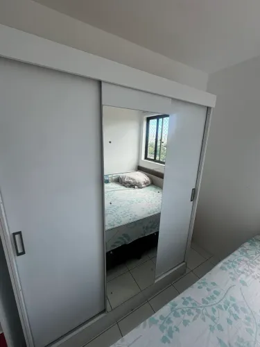 Guarda-roupa com espelho (3 portas)