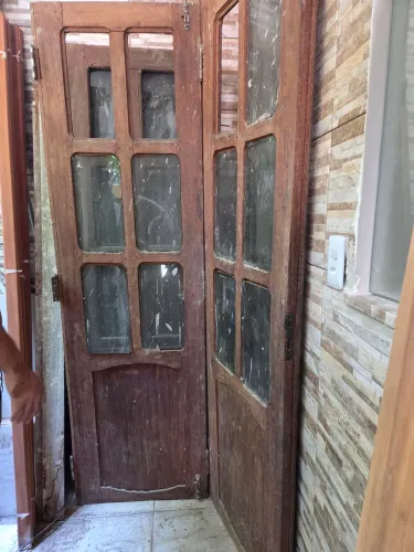 Portas de madeira em angelim.