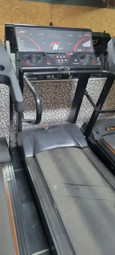 Esteira profissional com regulagem de altura ( necessita de manutenção)