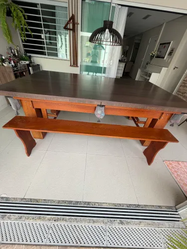 Mesa de sinuca e jantar com bancos