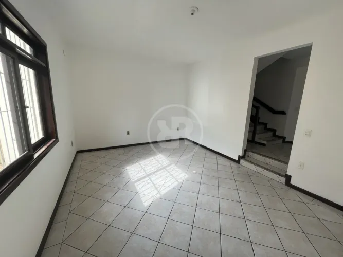 Casa do tipo sobrado, em condomínio fechado, com ótima localização no bairro Vila Nova.