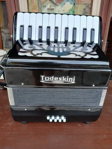 Sanfona Todeschini 8 baixos 