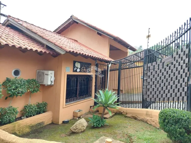Casa em condomínio na Zona Sul de Porto Alegre com 3 dormitórios e 2 vagas de garagem