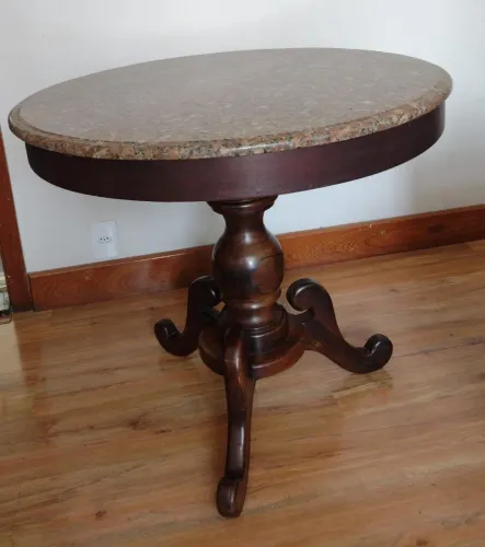Mesa Antiga de Madeira Maciça com Tampo de Pedra
