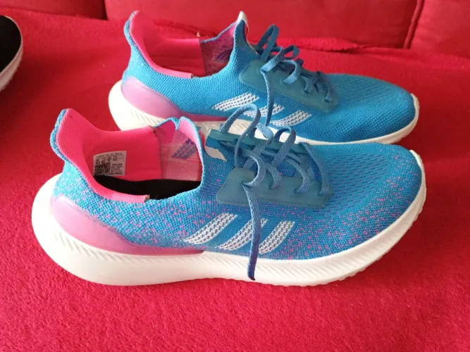 Tênis Adidas original em perfeito estado !!!