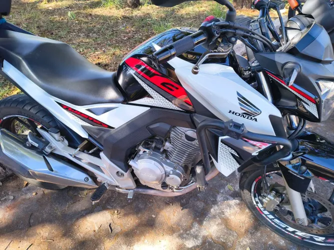 Excelente Cb Twister 250 IPVA pago pouco rodado baú e acessórios
