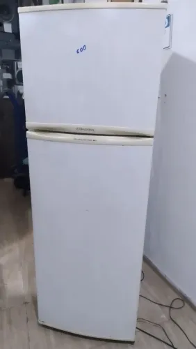 Geladeira Eletrolux 2 portas funcionando perfeitamente só não tem a luzinha valor 600