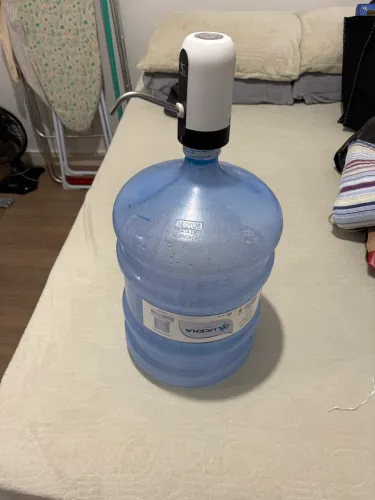2 galões de 20 L de água + Bomba para galão