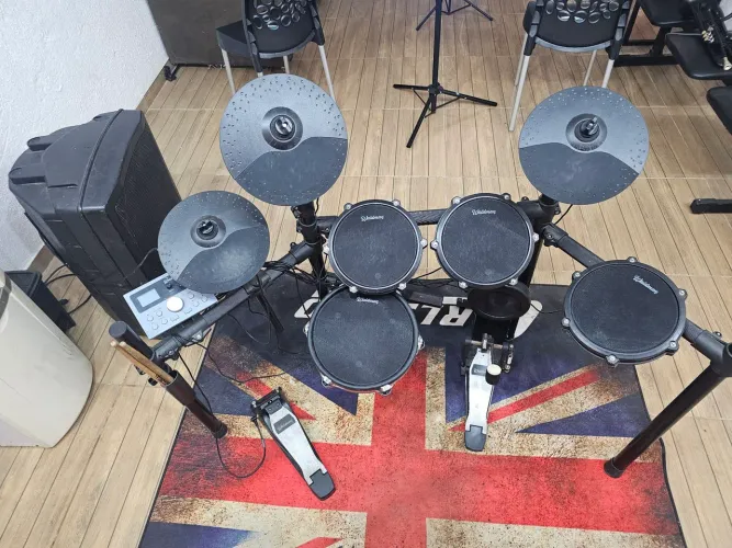 Bateria eletrônica e caixa de som jbl