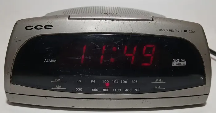 Rádio relógio CCE RL20X - No estado