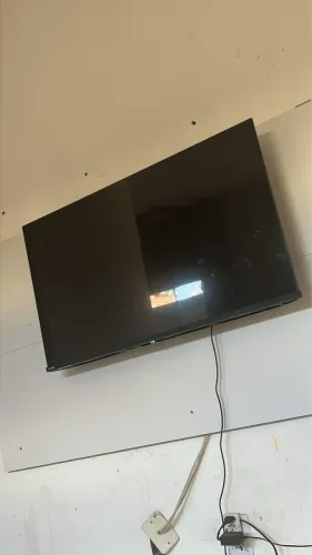 Tv bem conservada, menos de um ano de uso 