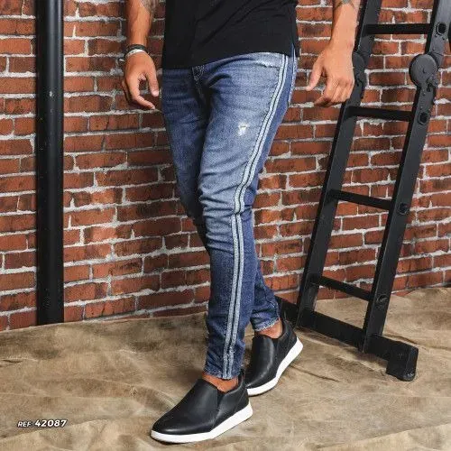 Calça masculina jeans slim com faixa lateral