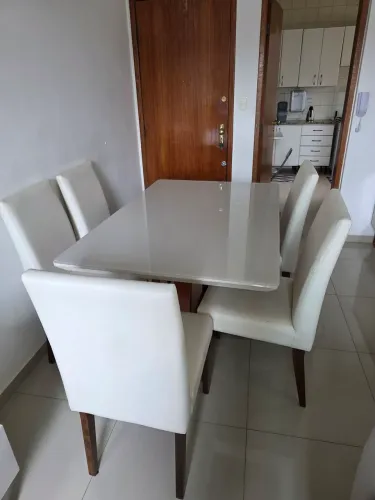 Conjunto de mesa com 5 cadeiras