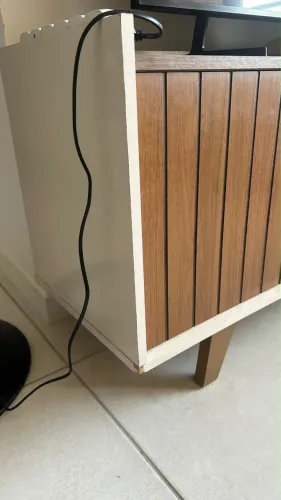 Rack para tv em Madeira e off withe (poucas marcas de uso)