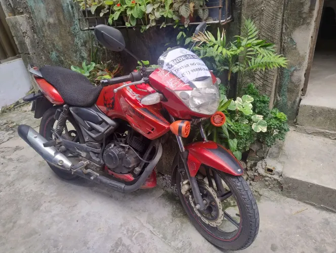 Vendo moto apache 150 cilindrada de cor vermelha, IPVA pago, com alarme e som , tudo ori